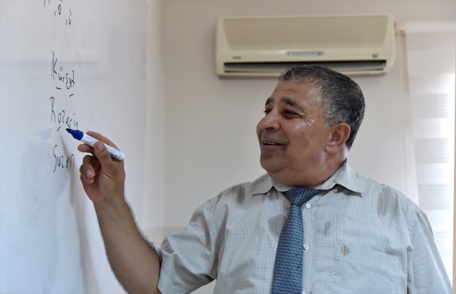 57 yaşında hem öğretmen hem öğrenci